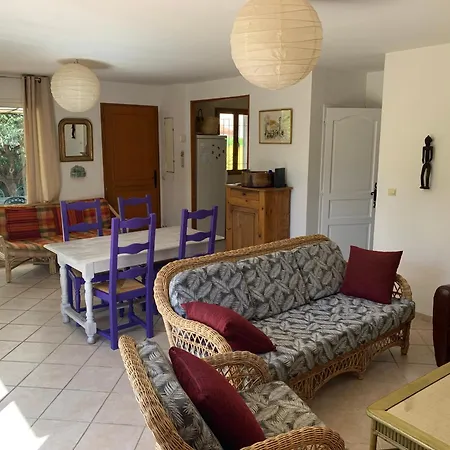 Provencale Pour 4 Adultes Et 2 Enfants לה-לונד-לה-מורה